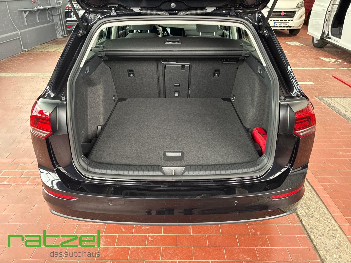 Fahrzeugabbildung Volkswagen Golf Variant VIII 1.0 eTSI Life Navi Digitales C