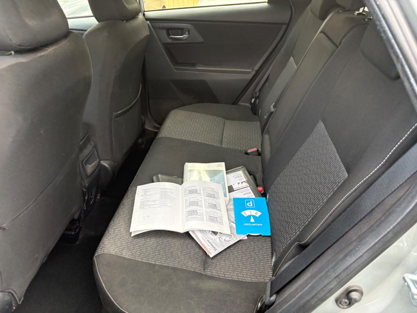 Toyota Auris 2014 — photo 11