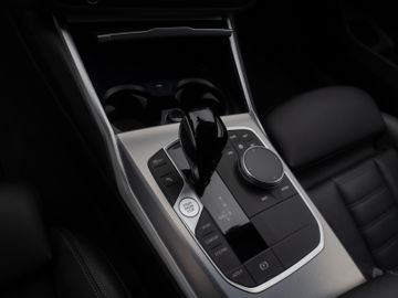 Fahrzeugabbildung BMW 320d xD Sport Line Kamera Laser HiFi AHK Komfort