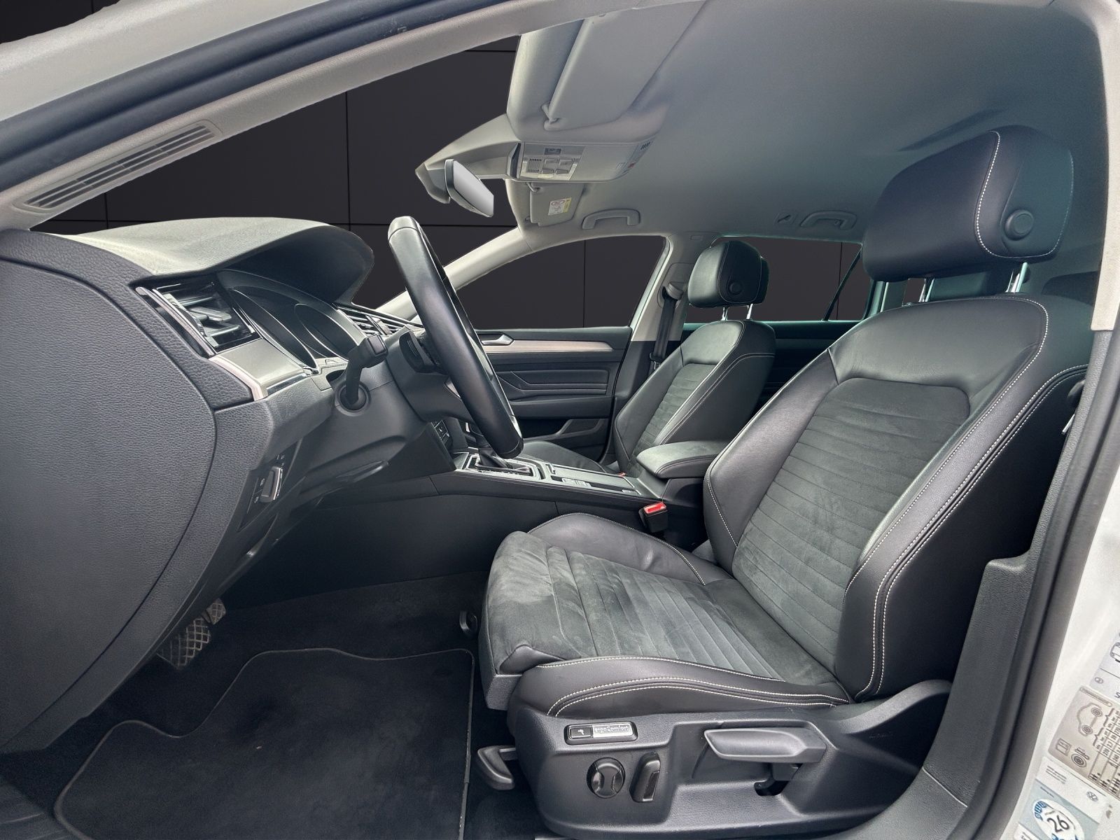 Fahrzeugabbildung Volkswagen Passat Variant Elegance TDI DSG IQ.Light ACC AHK