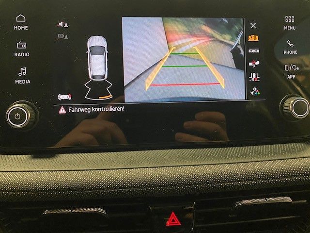 Fahrzeugabbildung SKODA Fabia 1.0 TSI DSG+BEHEIZ. LENKRAD+KAMERA+SMARTLI