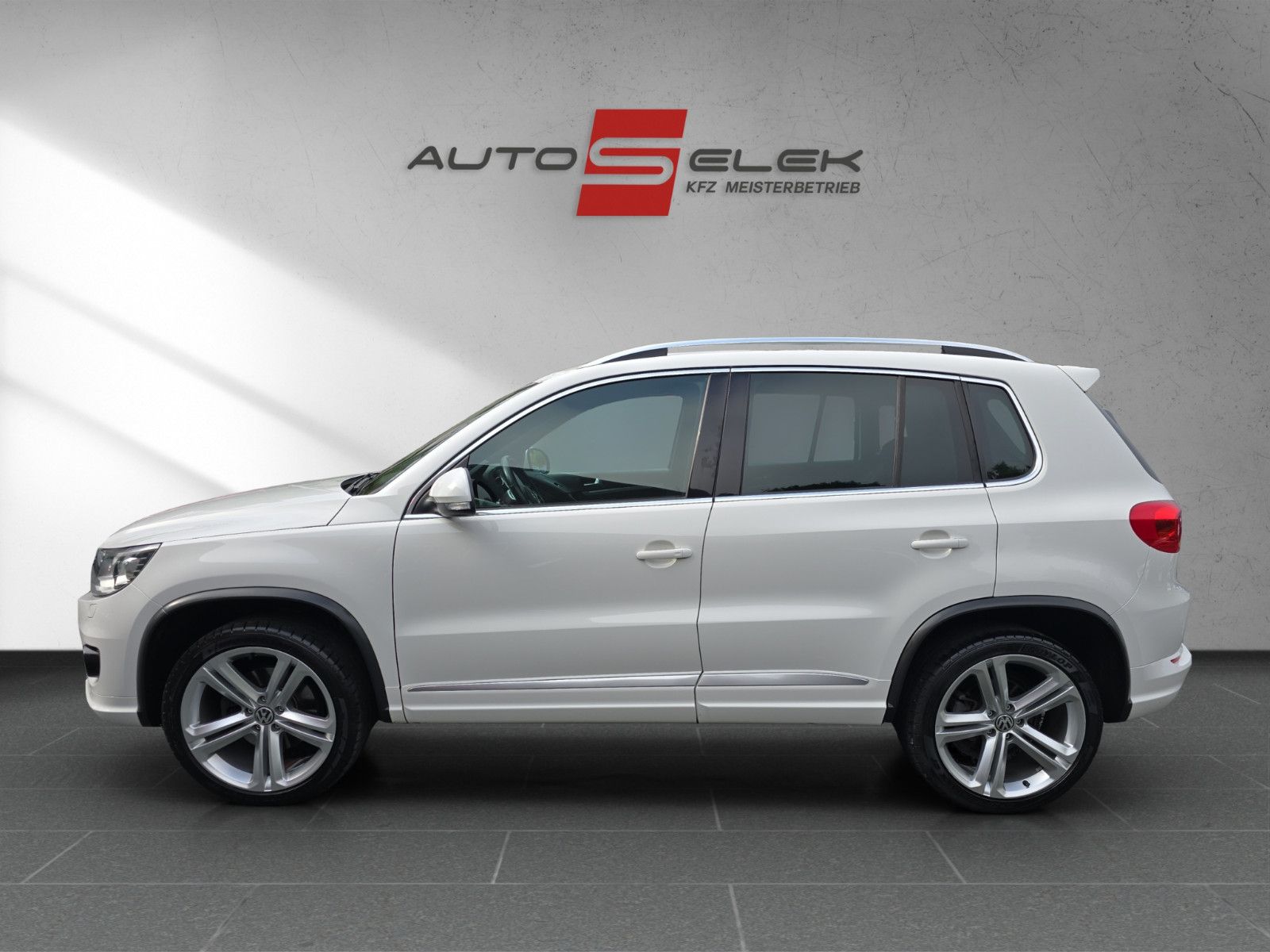 Fahrzeugabbildung Volkswagen Tiguan R-Line+KAMERA+NAVI+TÜV+INSPEKTION NEU ''
