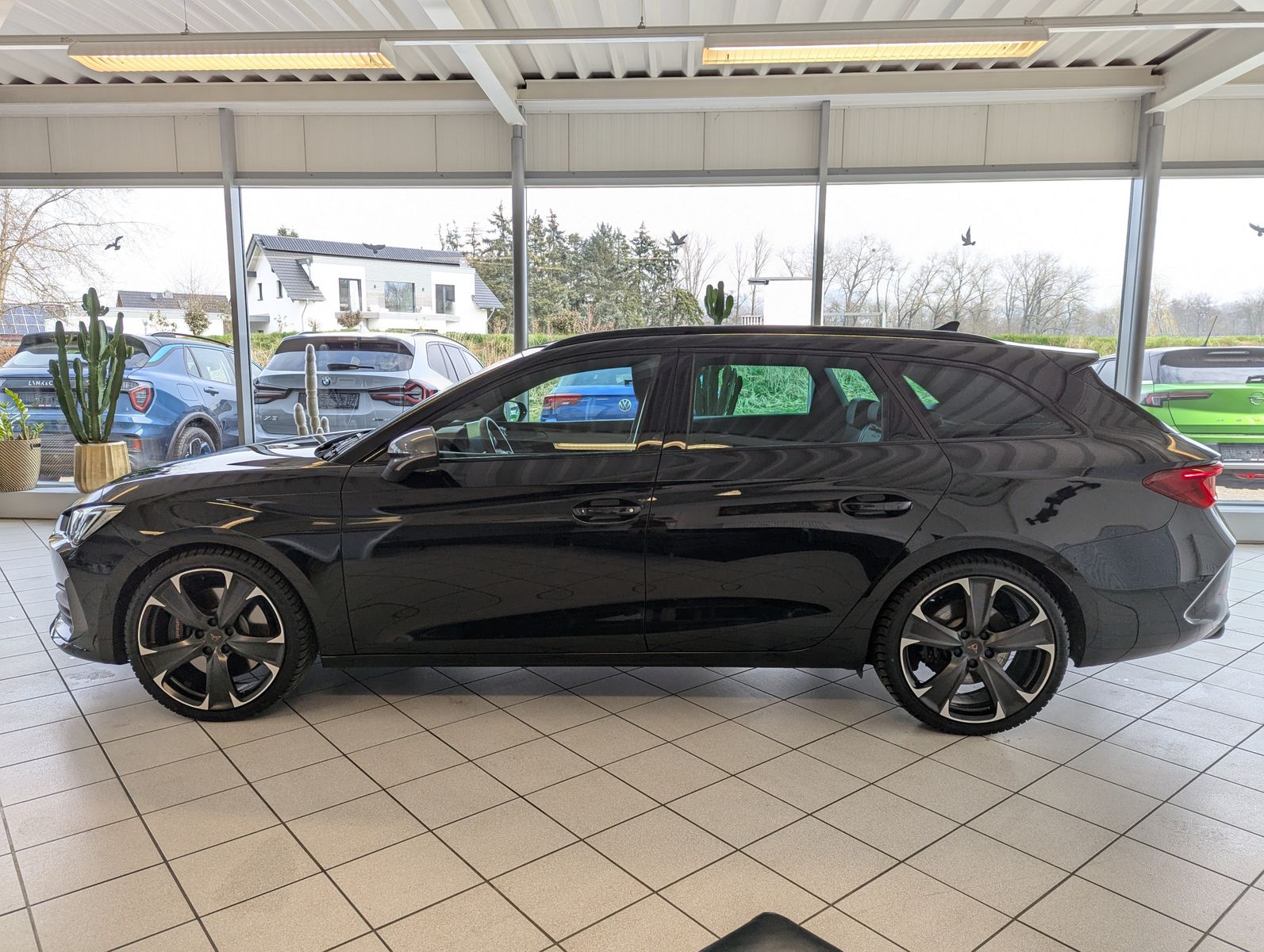 Fahrzeugabbildung CUPRA Leon 2.0 TSI VZ 4Drive Vision+ Matrix Pano ACC