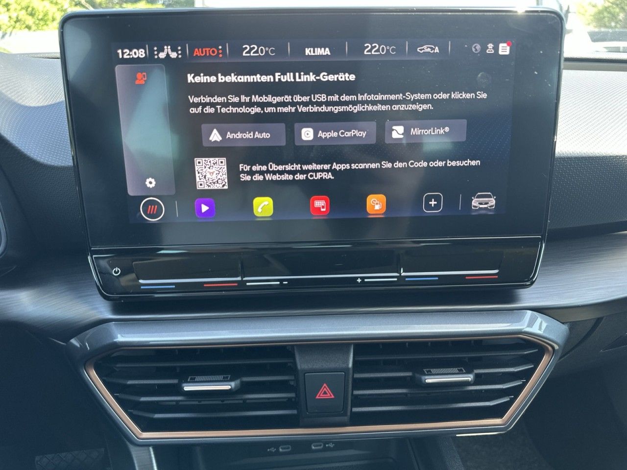 Fahrzeugabbildung CUPRA Leon Sportstourer 1.5 eTSI 150 PS DSG - mit KI generiert/bearbeitet