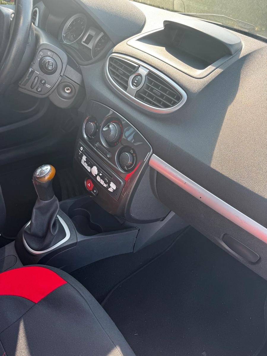 Renault Clio 2011 — photo 14