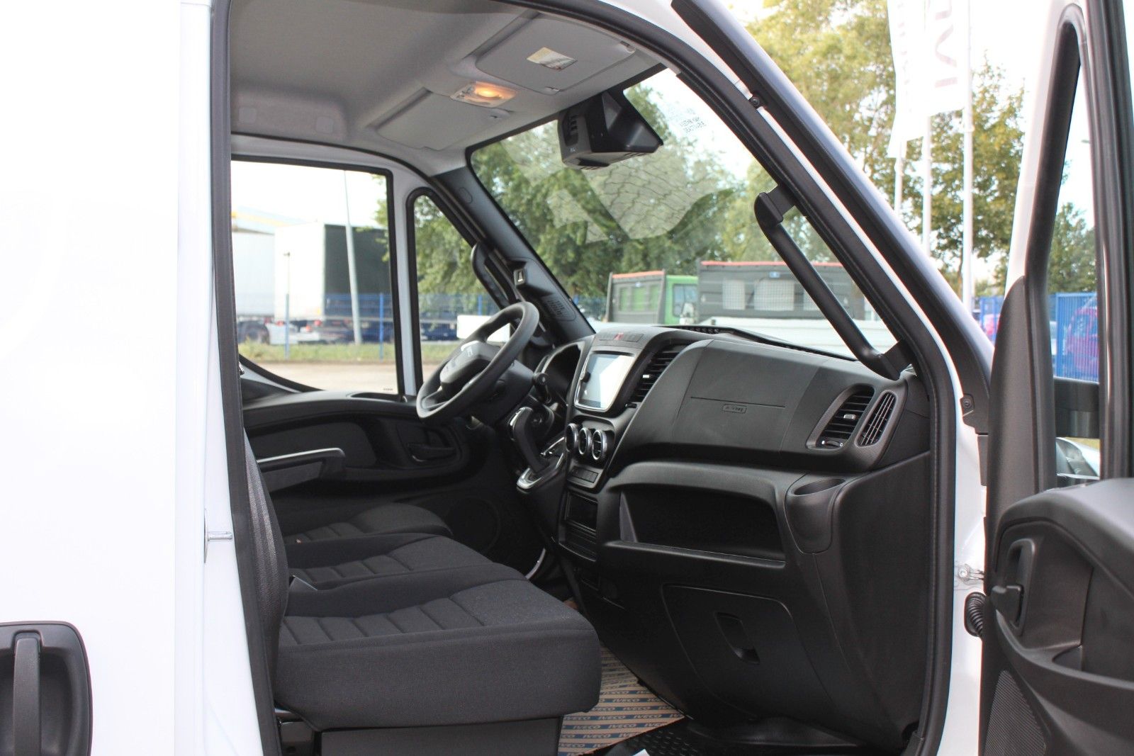 Fahrzeugabbildung Iveco Daily Kasten 35S16 Holzboden/Verkleidung/Airline