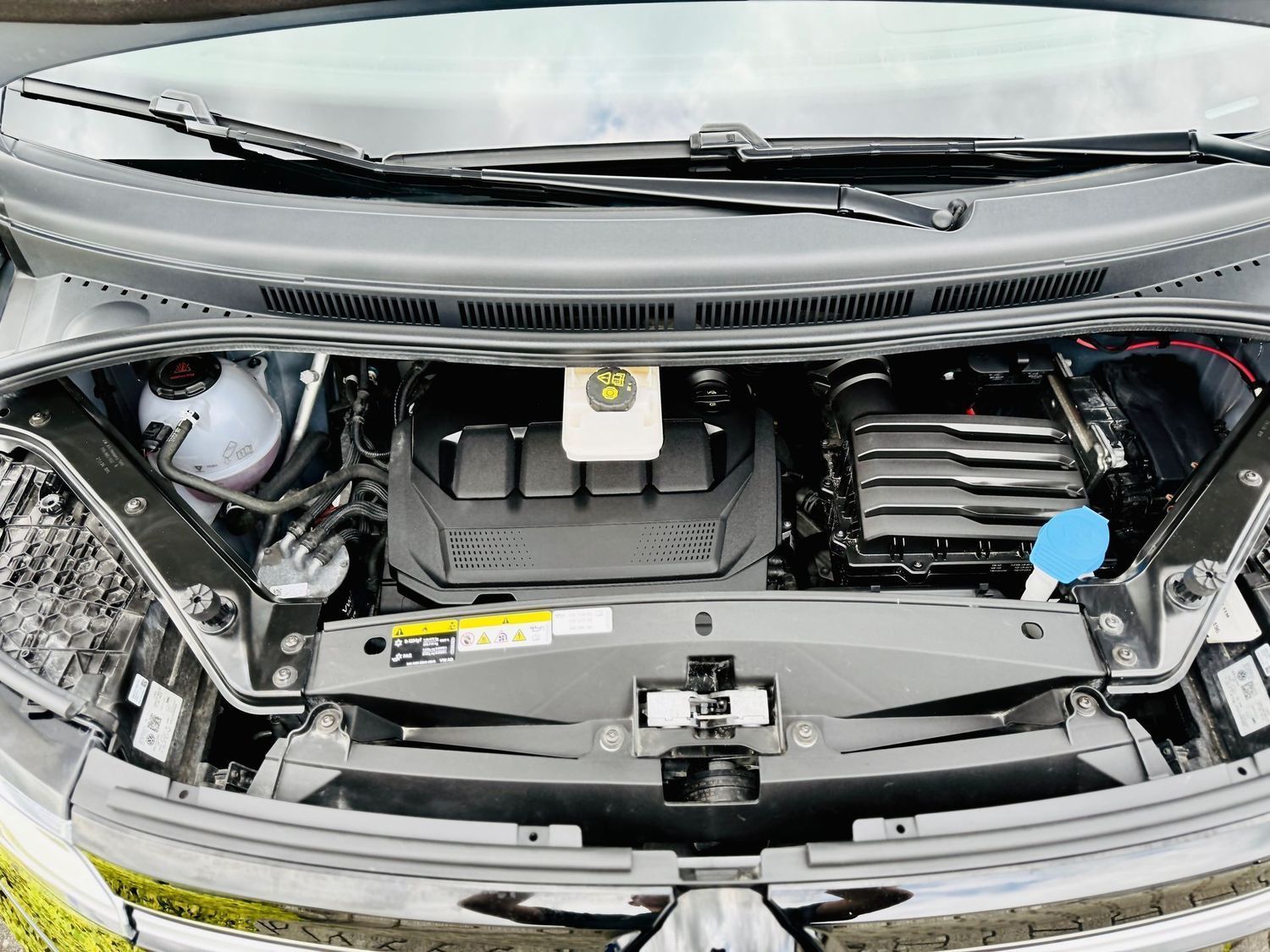 Fahrzeugabbildung Volkswagen T7 Multivan 2,0 TDI LANG, 7-Sitze, DSG, LED, AHK