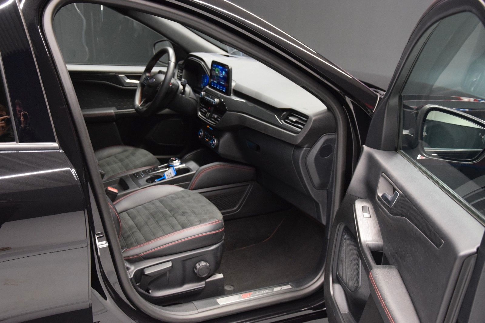 Fahrzeugabbildung Ford Kuga ST-Line X Pano HuD Leder ACC Kamera B&O Amb