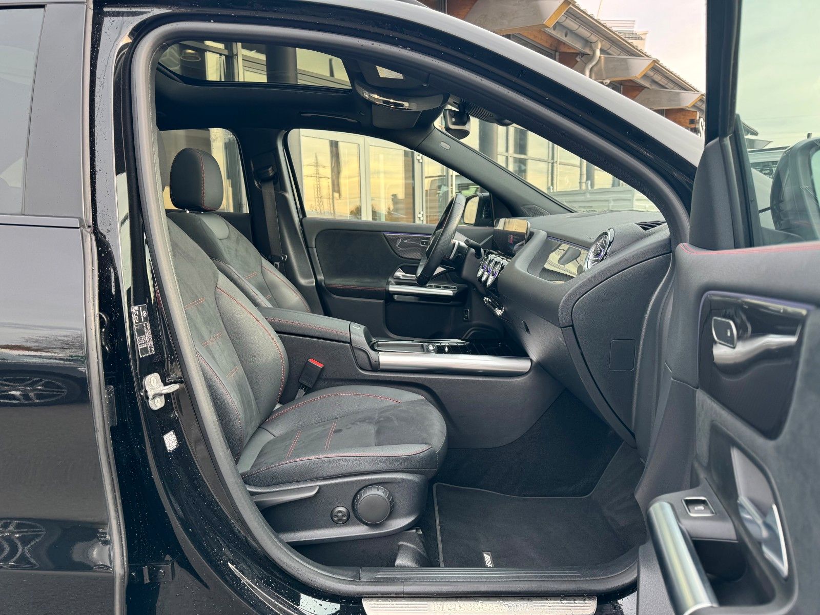 Fahrzeugabbildung Mercedes-Benz GLA 200 AMG+Pano+Distr+Ambiente+Multibeam+