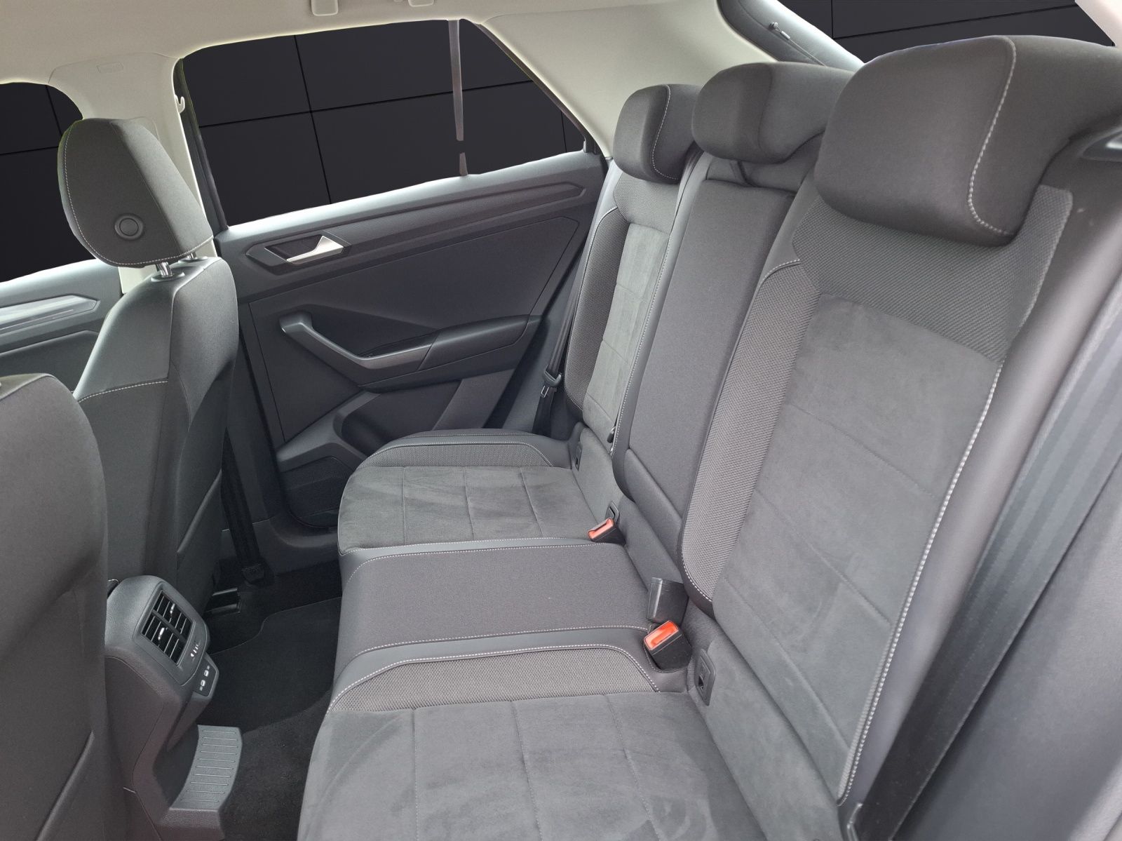 Fahrzeugabbildung Volkswagen T-Roc TSI Style LED AHK Navi AID ACC RFK SH