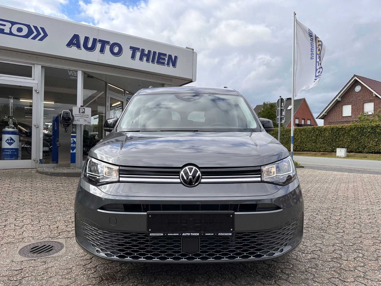 Fahrzeugabbildung Volkswagen Caddy Maxi Kombi 1.5 TSI Life DSG AHK/ACC/APP