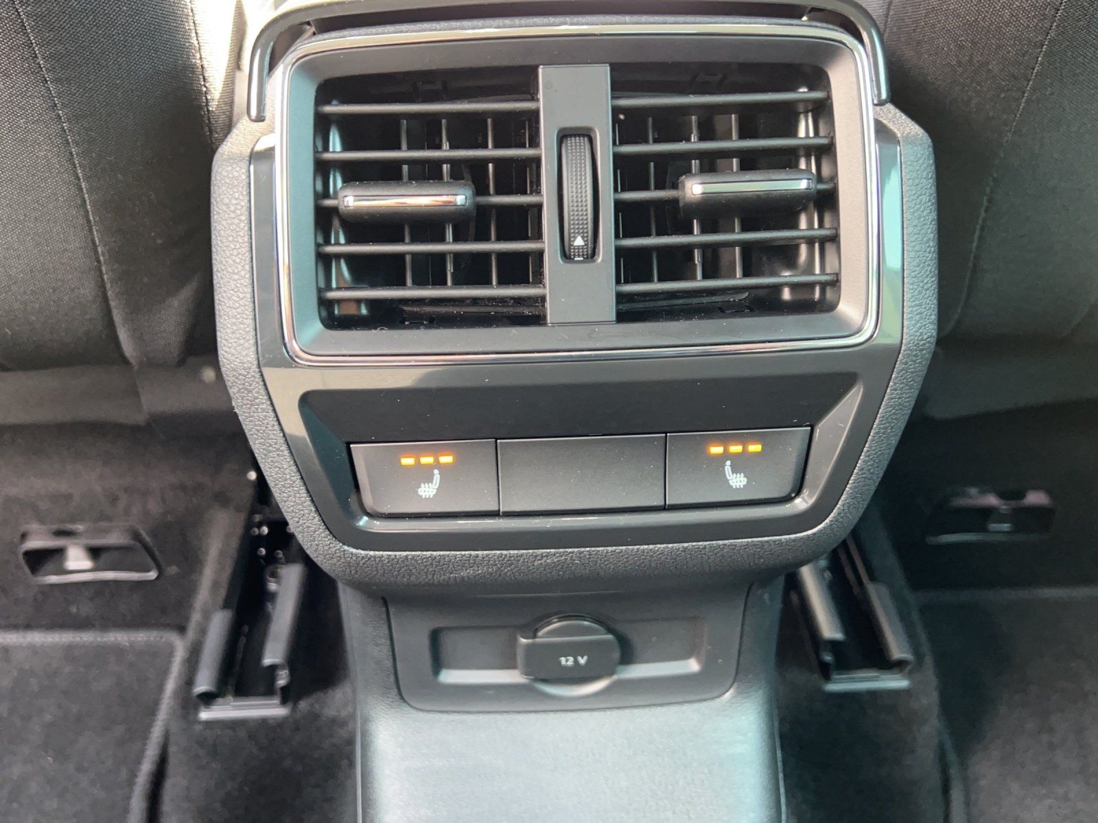 Fahrzeugabbildung SKODA Karoq 2.0 TDI Tour 4x4 DSG/VIRTUAL/AHK/KAMERA/