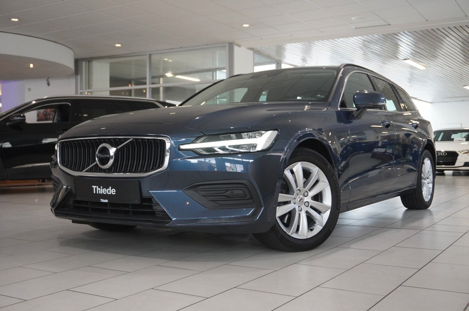 Fahrzeugabbildung Volvo V60 Kombi B4 MOMENTUM PRO NAVI/LED/KAMERA/VIRT.