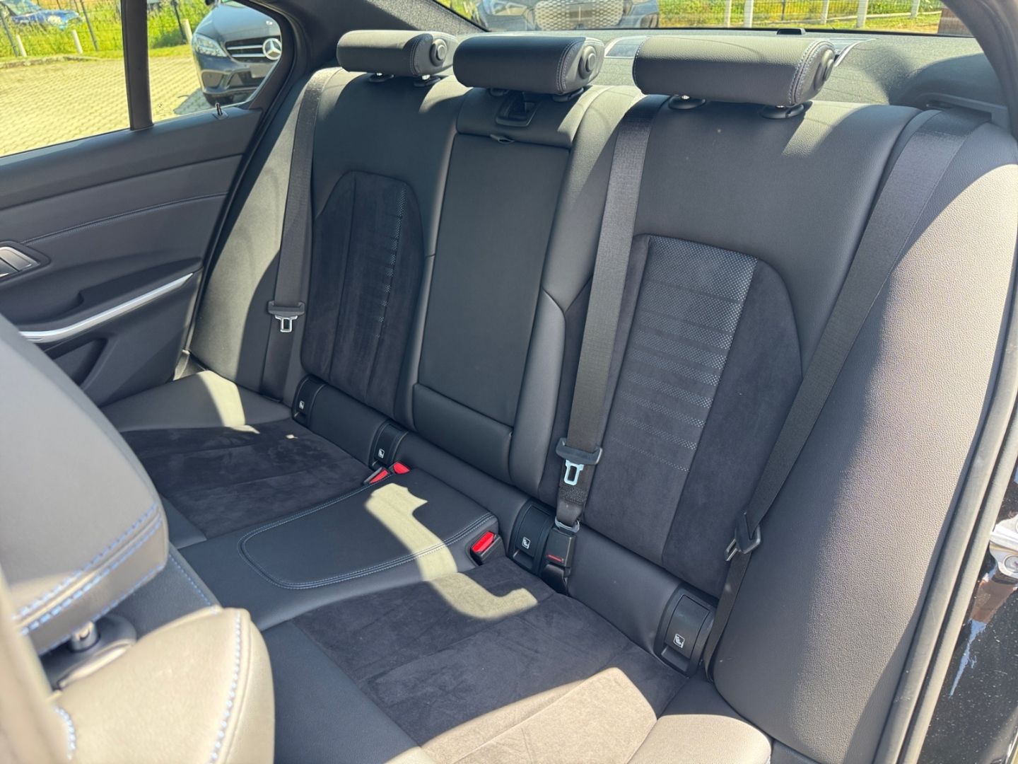 BMW 330 d M-Sport LED KLIMAAUTO NAVI SHZ PDC ALU 19' foto 16