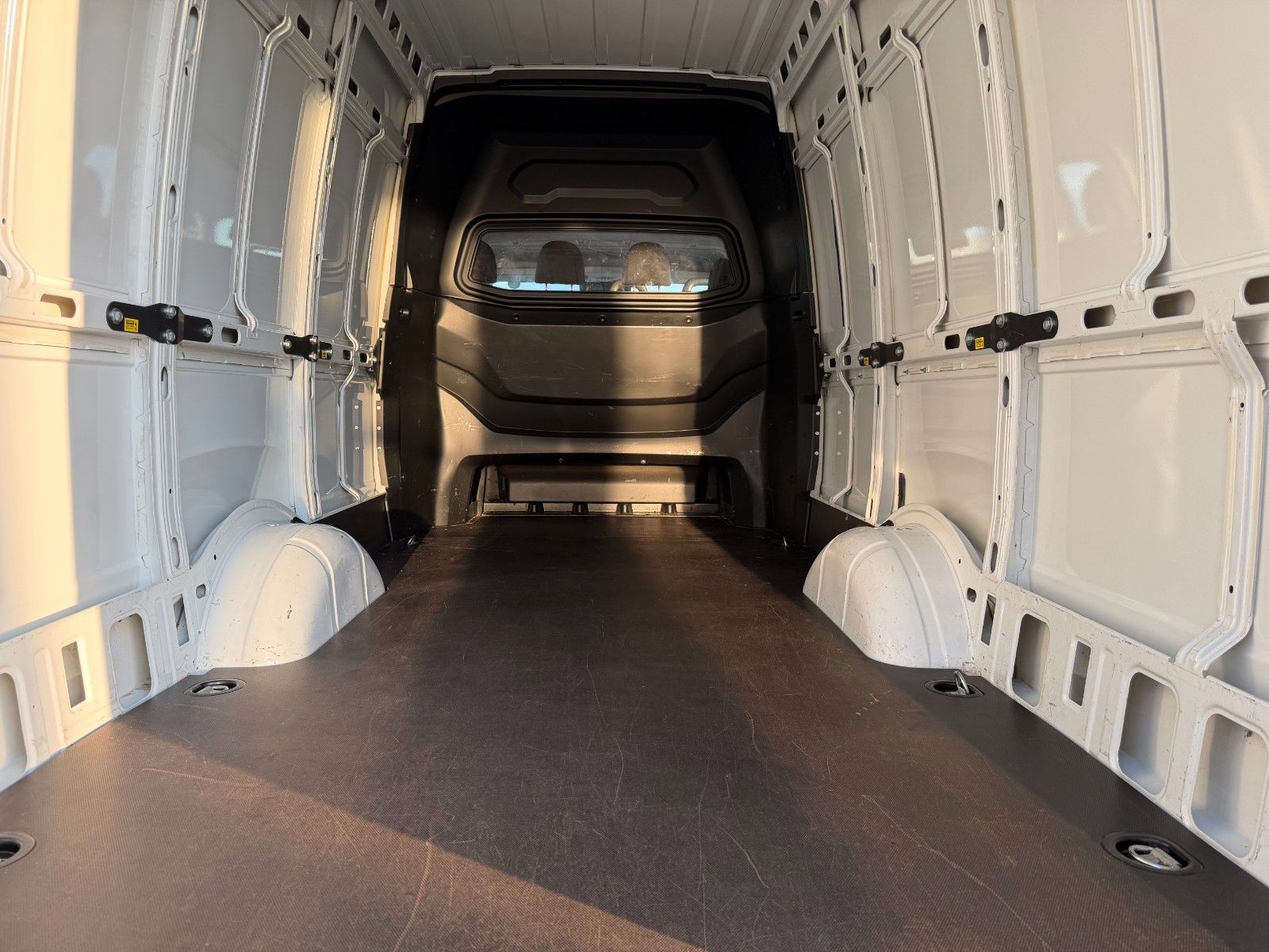 Fahrzeugabbildung Iveco Daily 35S14H CRV , Crewcab, 7-Sitze, Klima