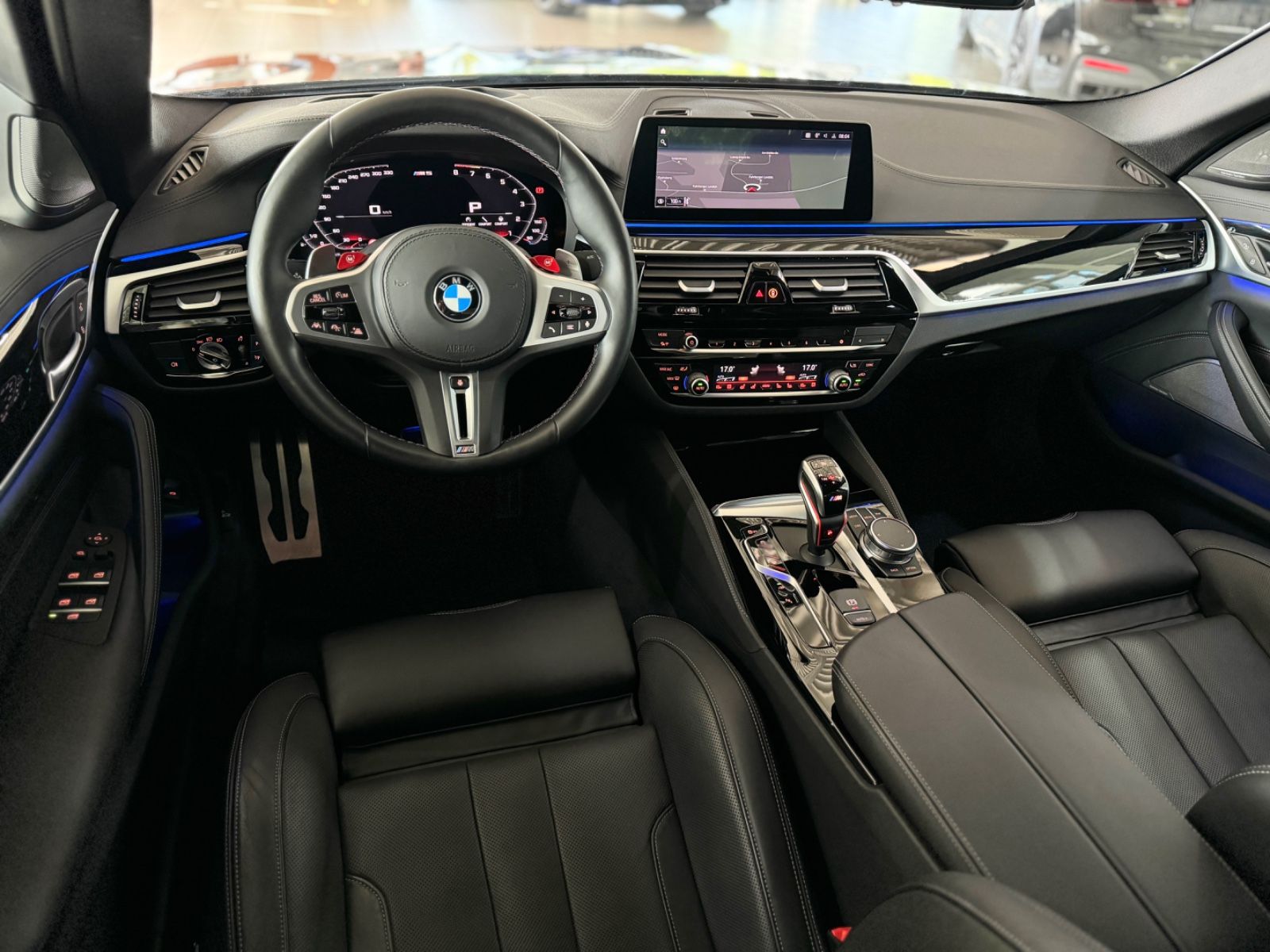 Fahrzeugabbildung BMW M5 xD Kamera H/K HUD DAB SoftCl DisplayKey ACC