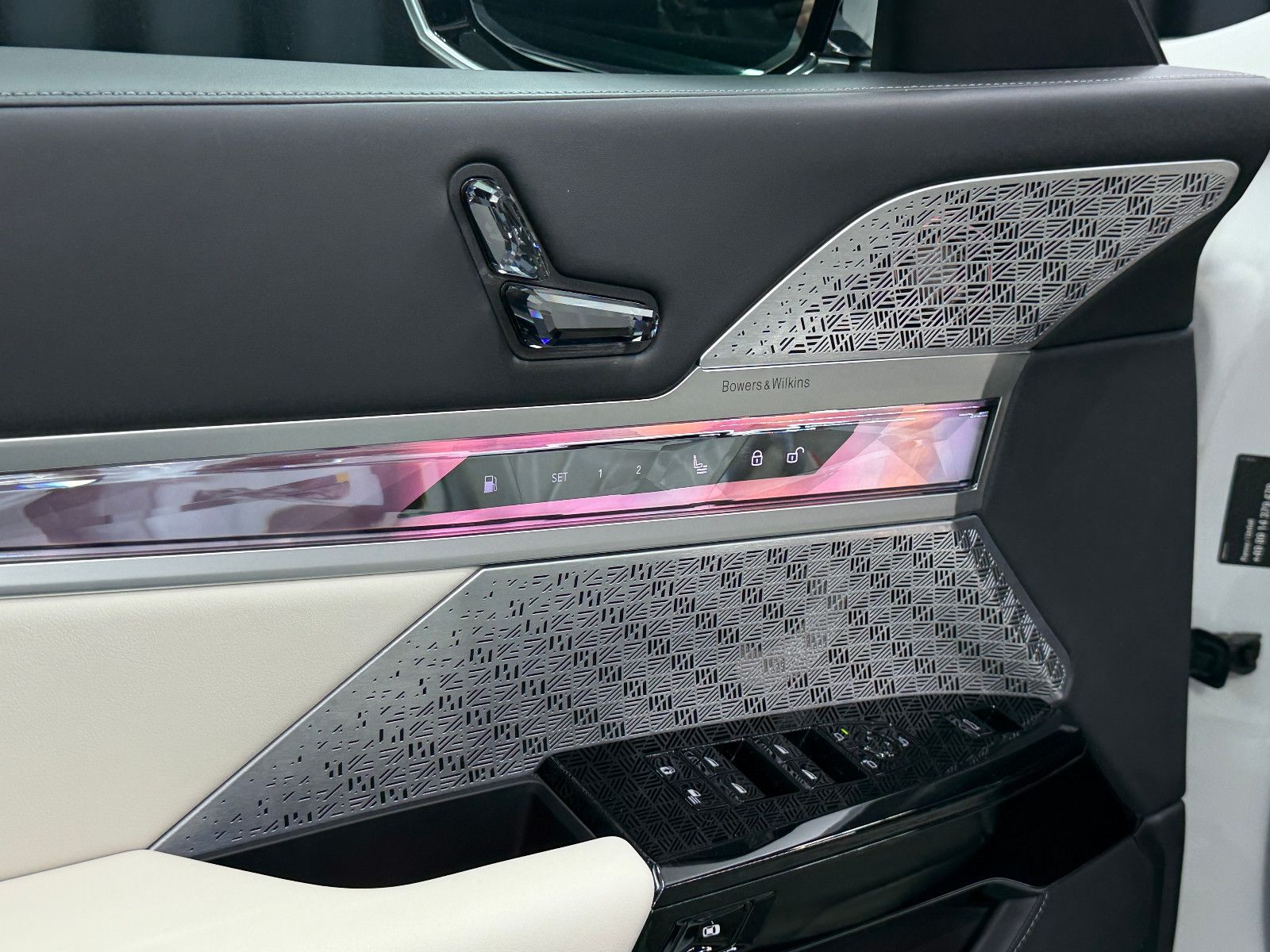 Fahrzeugabbildung BMW M760 e xDrive M-SPORT|TV|B&W|SKY-LOUNGE|MEGAVOLL