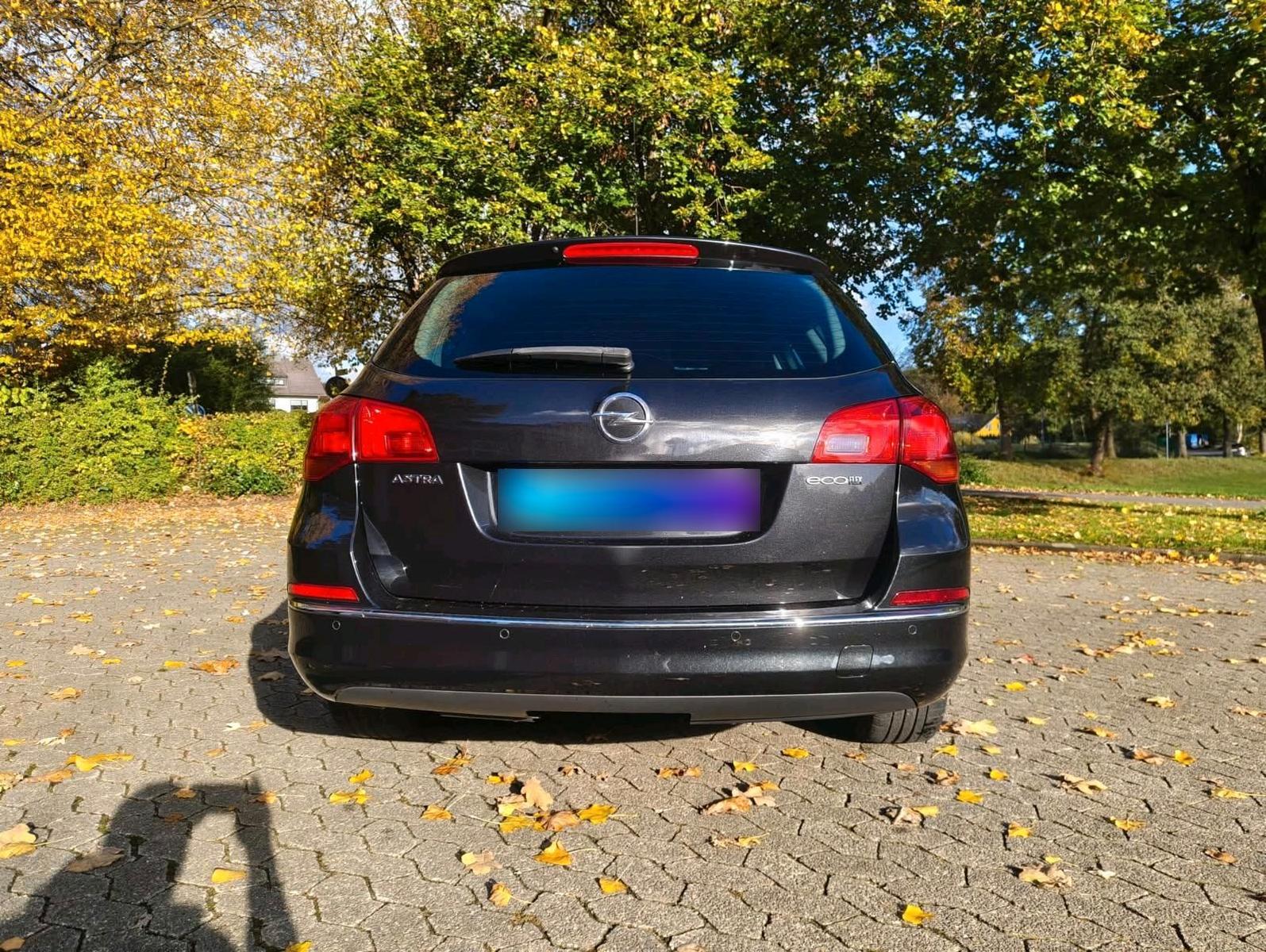 Opel Astra 2014 — rear view