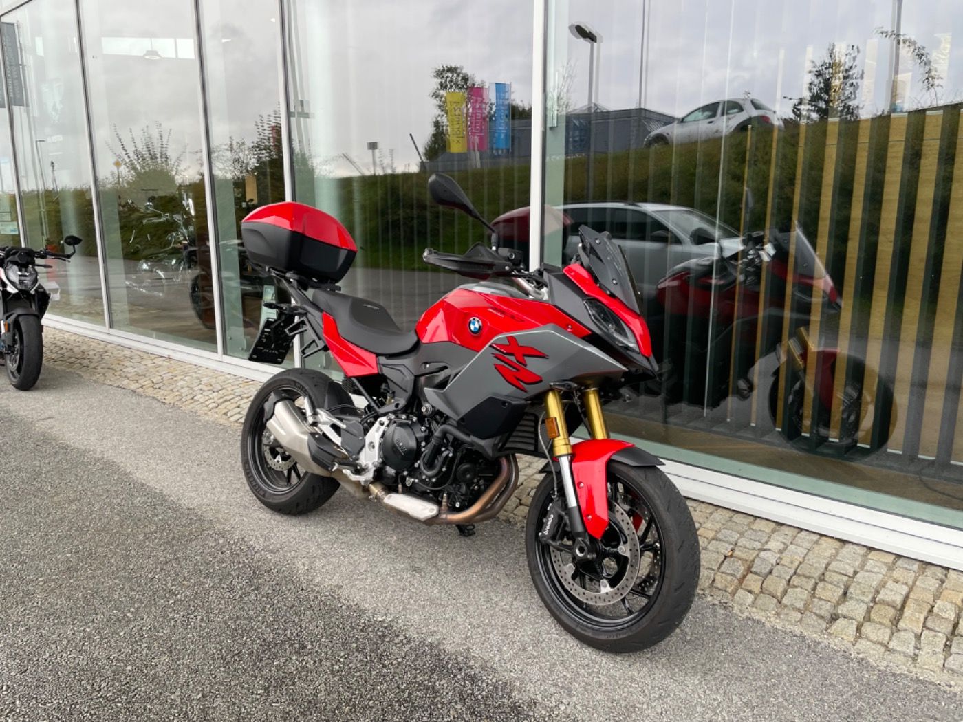 Fahrzeugabbildung BMW F 900 XR super Ausstattung mit Tieferlegung aus