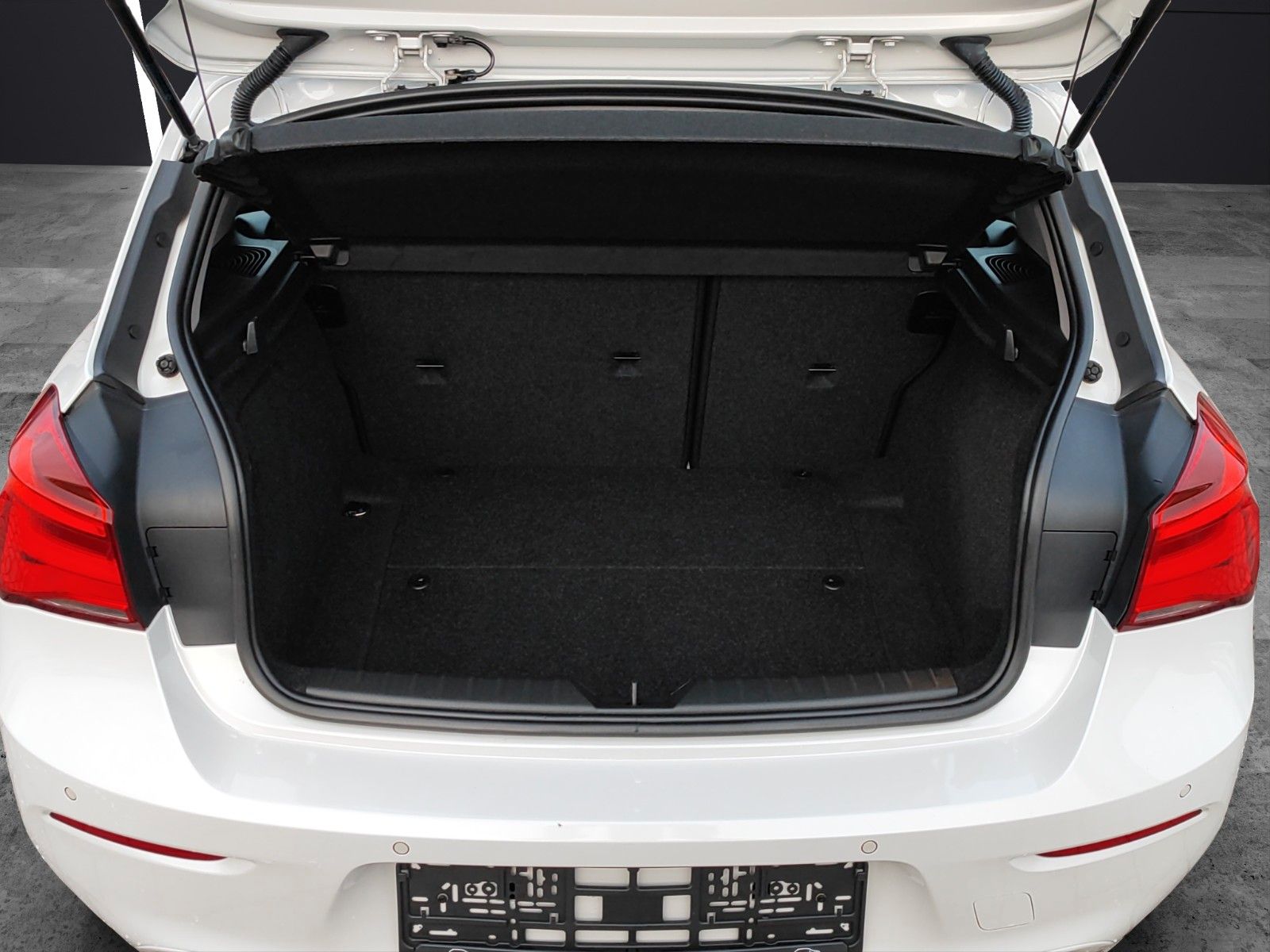 Fahrzeugabbildung BMW 118 d xDrive Advantage*Navi*SitzHZ*Ambiente*PDC*