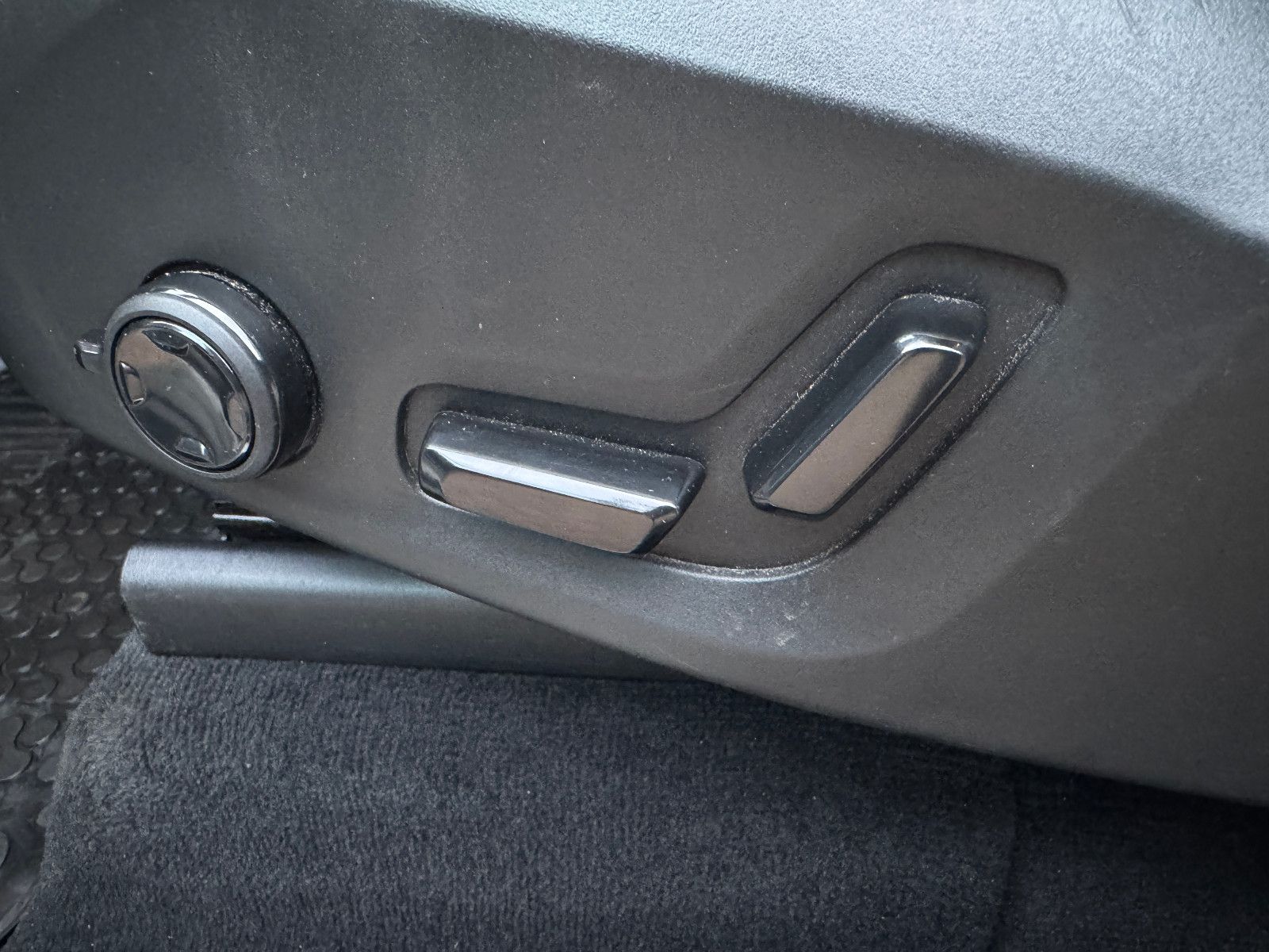 Fahrzeugabbildung Volvo XC90 INSCRIPTION AWD PANO HUD SITZKLIMA MEMORY