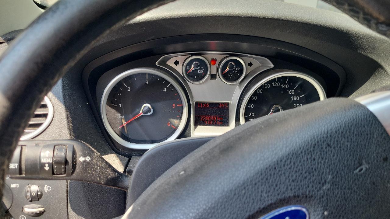 Ford Focus 2010 — interior