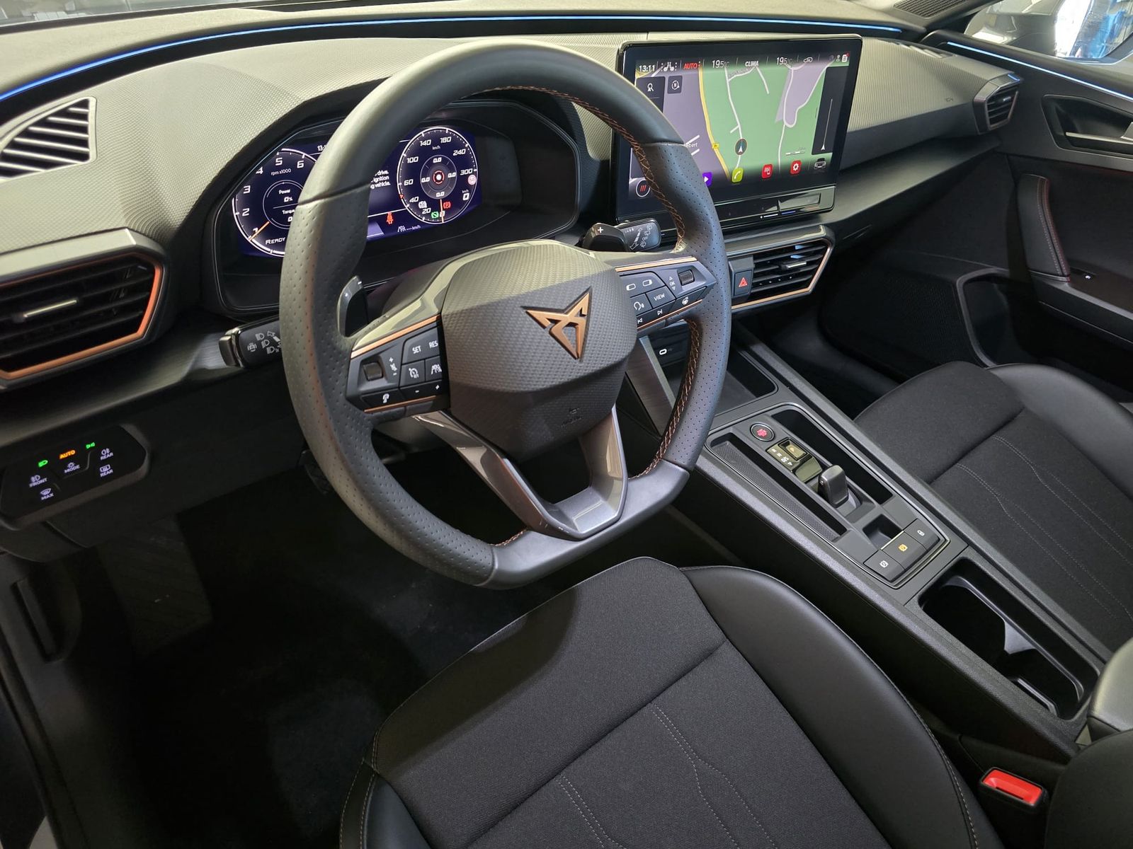 Fahrzeugabbildung CUPRA Leon 1.5 eTSI DSG MATRIX*PANO*ACC*DCC*KAM*WINTER