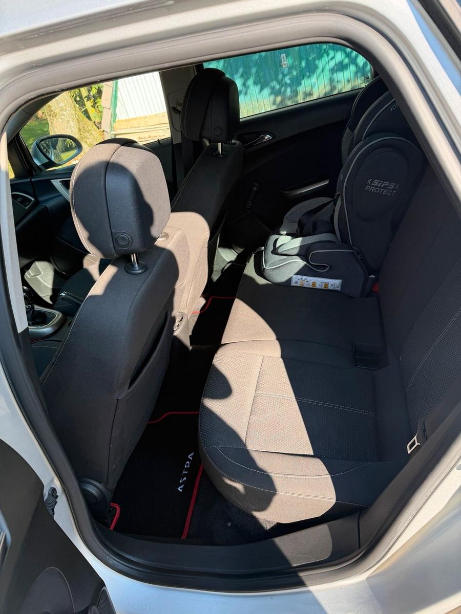 Opel Astra 2011 — photo 7