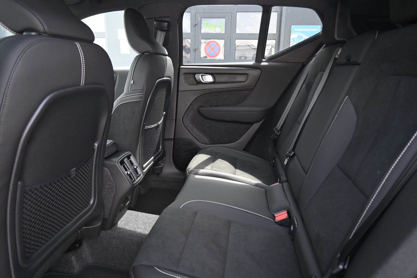 Fahrzeugabbildung Volvo XC40 B3 Plus Black Edition*LED*360*H&K*BLIS*20"