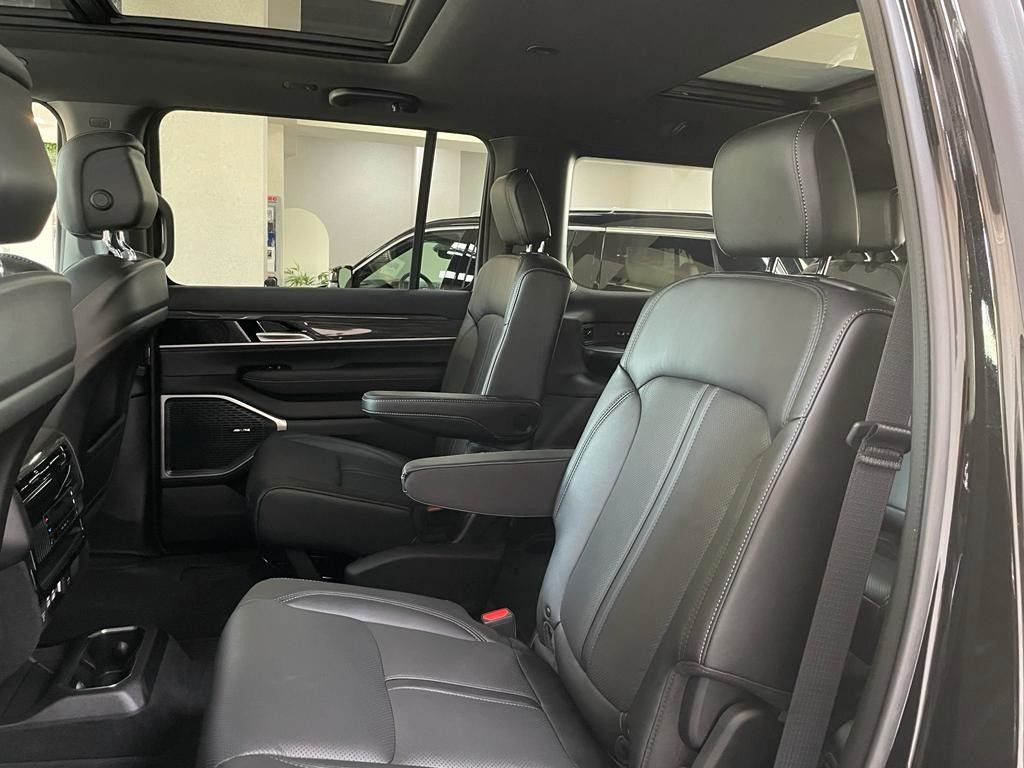 Fahrzeugabbildung Jeep WAGONEER SERIES II 5.7L-V8 E-TORQUE-PANORAMA