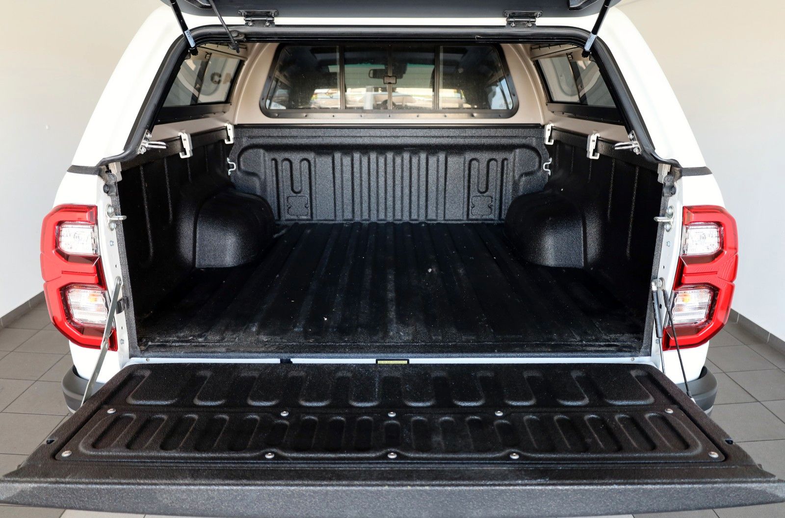 Fahrzeugabbildung Toyota Hilux 2.8 D-4D Invincible, CarPlay, HardTop, AHK