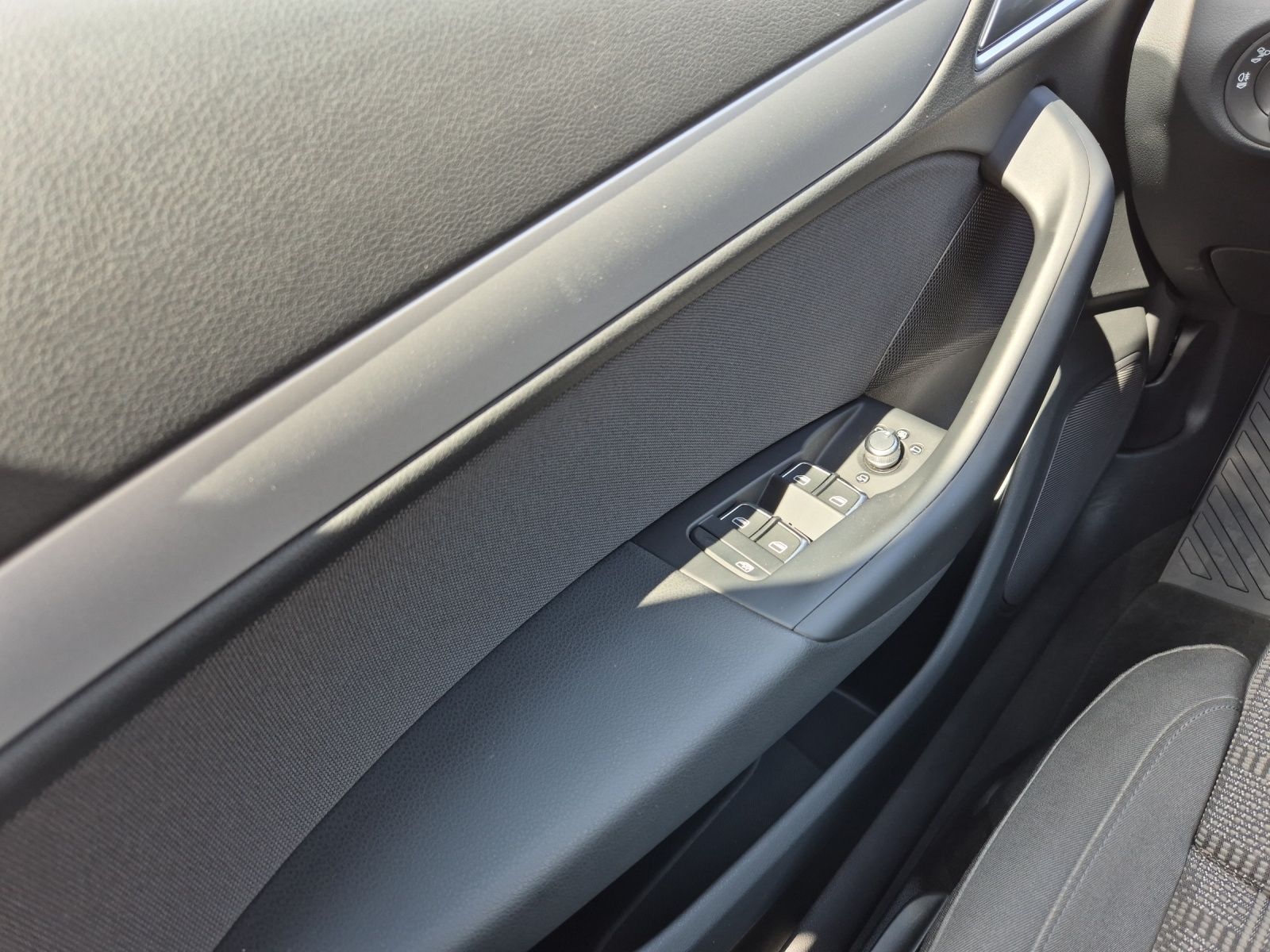 Fahrzeugabbildung Audi Q3 1.4 TFSI Sport AZV, Navi, Xenon