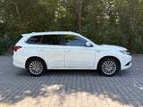 Mitsubishi Outlander PHEV Basis Spirit 4WD*Euro6*1 HAND* - Mitsubishi Outlander: Basis Spirit