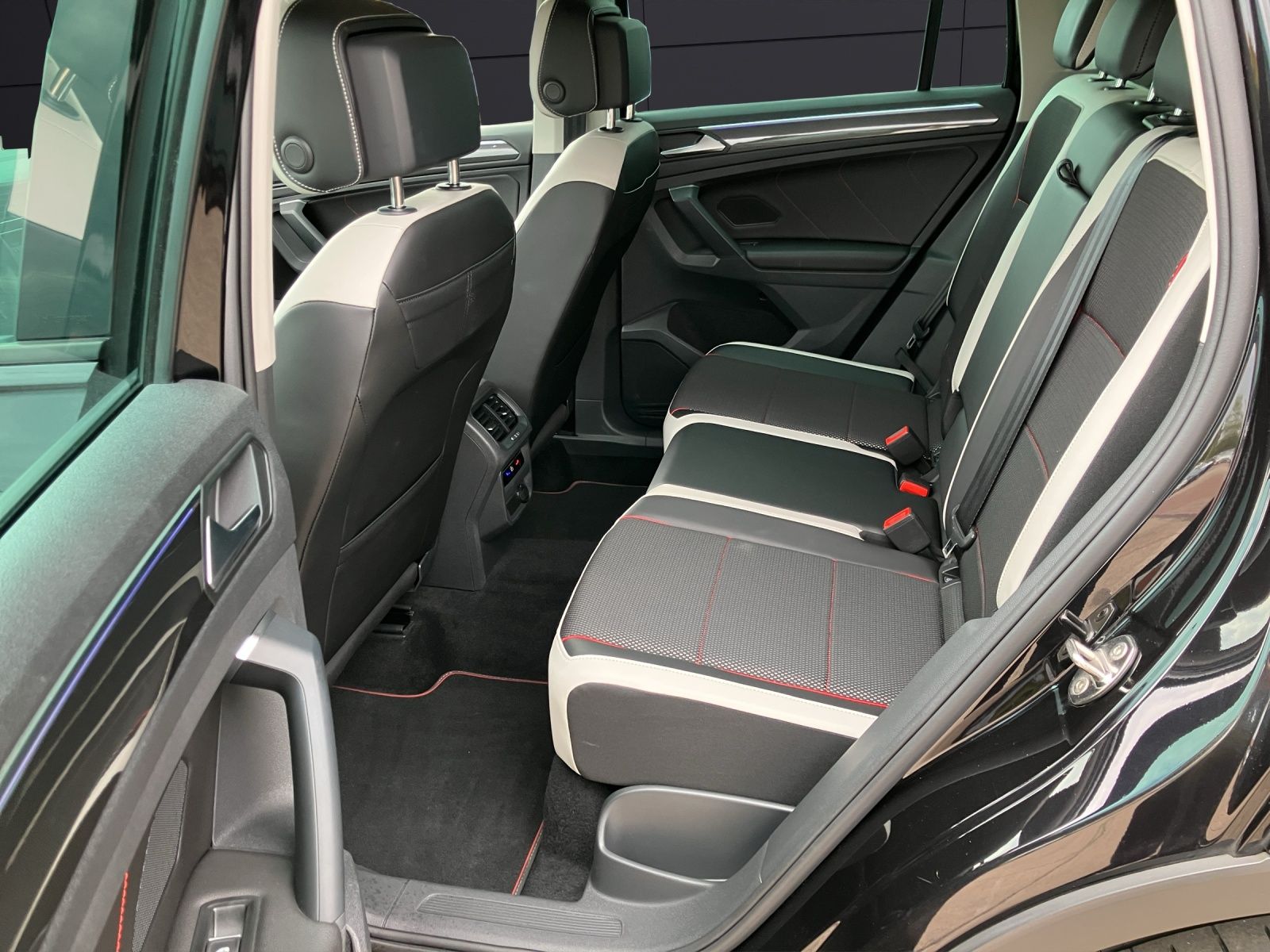 Fahrzeugabbildung Volkswagen Tiguan TDI Urban Sport DSG LED Navi ACC AHK PDC
