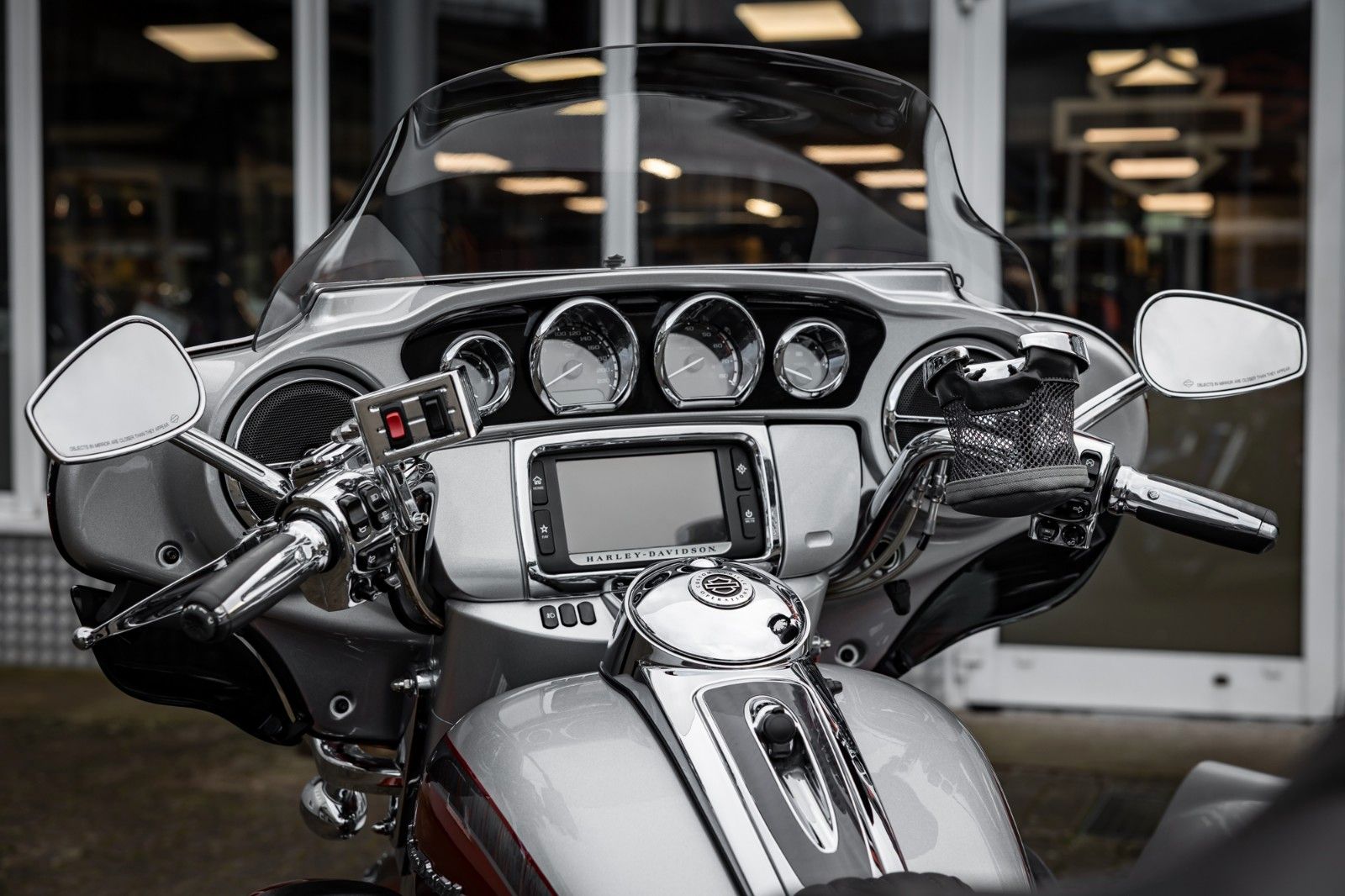 Fahrzeugabbildung Harley-Davidson FLHTKSE CVO E-Glide - V-Triebwerk Gespann