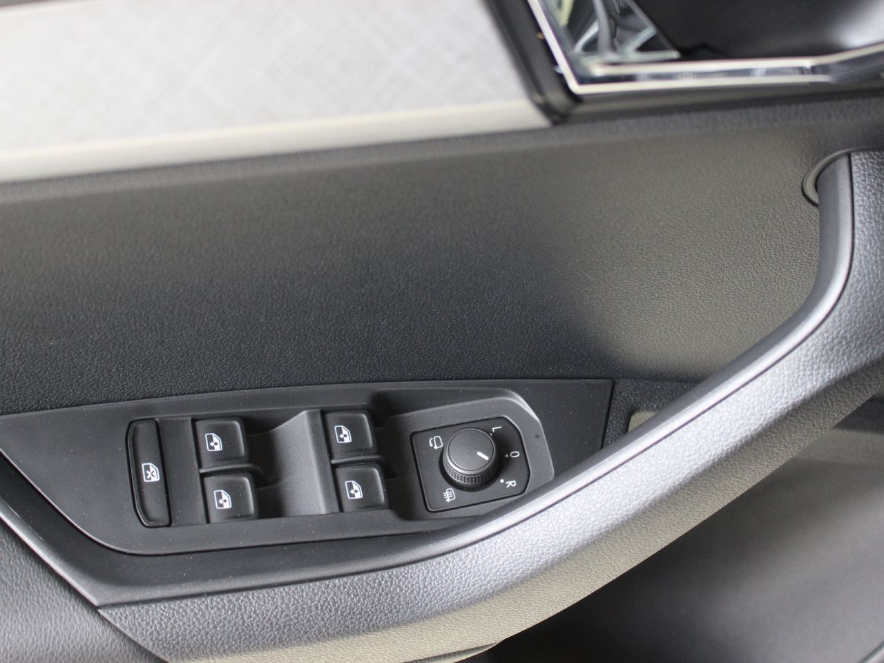 Fahrzeugabbildung SKODA Karoq 1.5 TSI ACT Selection ACC/AHK/RFK/LED