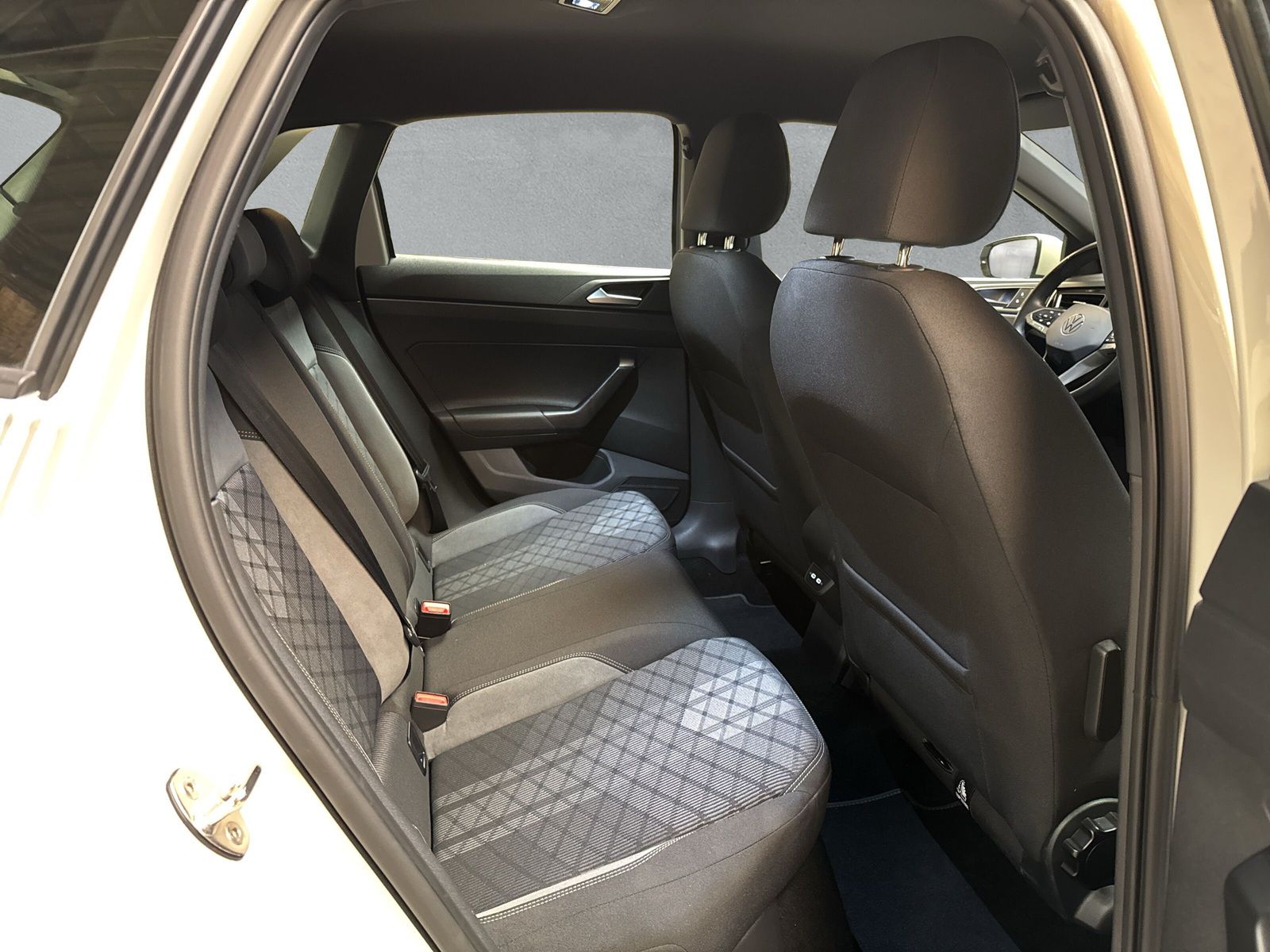 Fahrzeugabbildung Volkswagen Polo 1.0 TSI R-Line PDC SHZ LED digitalCP