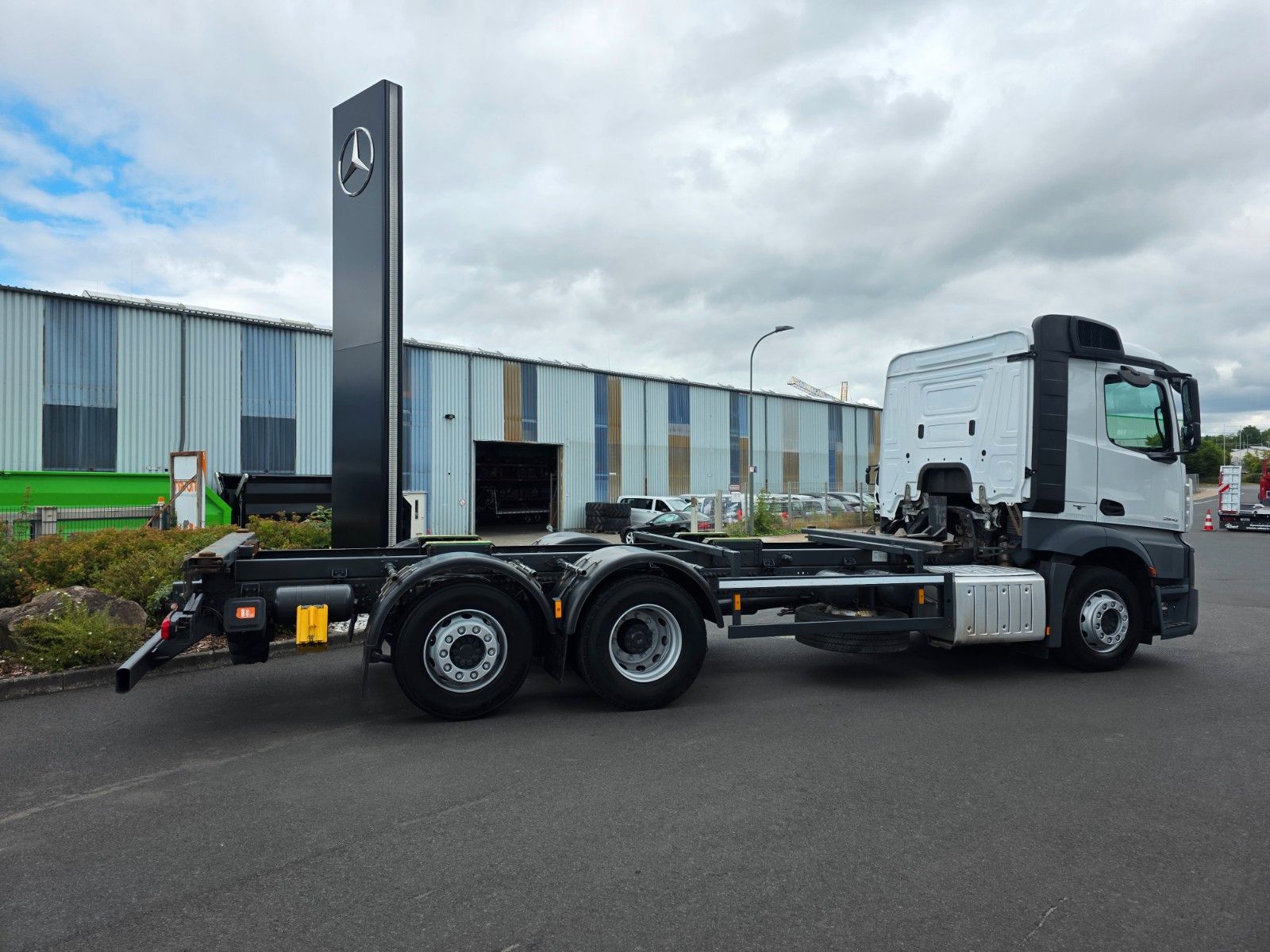 Fahrzeugabbildung Mercedes-Benz Actros 2542 L 6x2 BDF Retarder ADR
