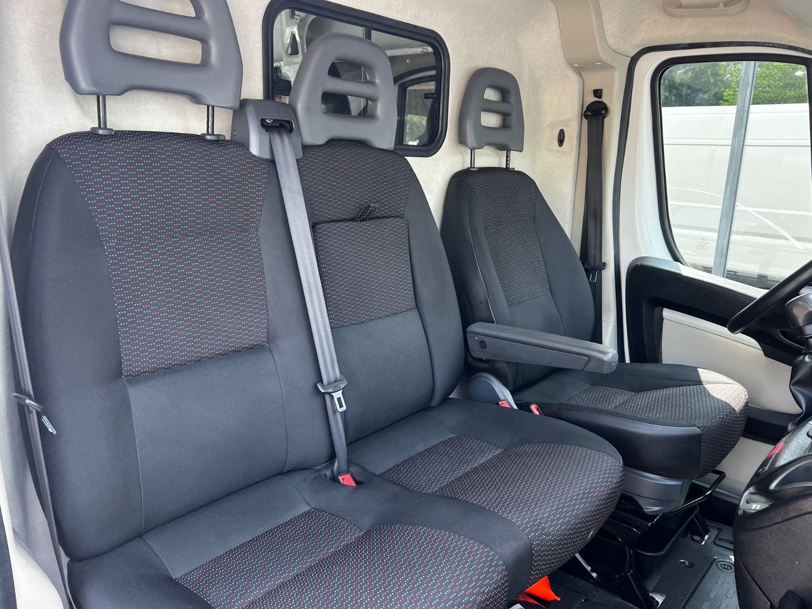 Fahrzeugabbildung Citroën Jumper Grossraumkasten 35 L2H2 Profi HDi 150|AHK