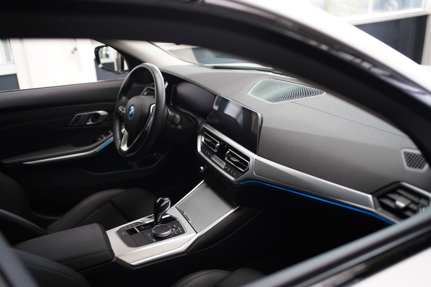 Fahrzeugabbildung BMW 330e xDri Sport Line +HeadUp+Laserlicht+Komfortz