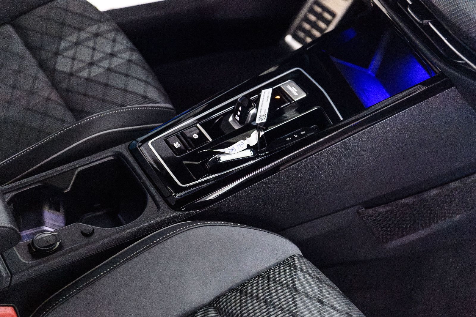 Fahrzeugabbildung Volkswagen Golf VIII R-Line 1.5 eTSI LED+KAMERA+APP+SHZ