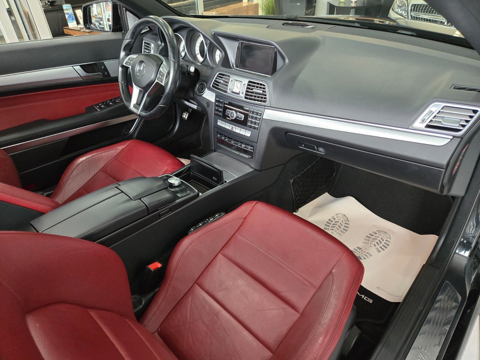 Fahrzeugabbildung Mercedes-Benz E 220 BlueEfficiency* AMG LINE * SCHWARZ / ROT *