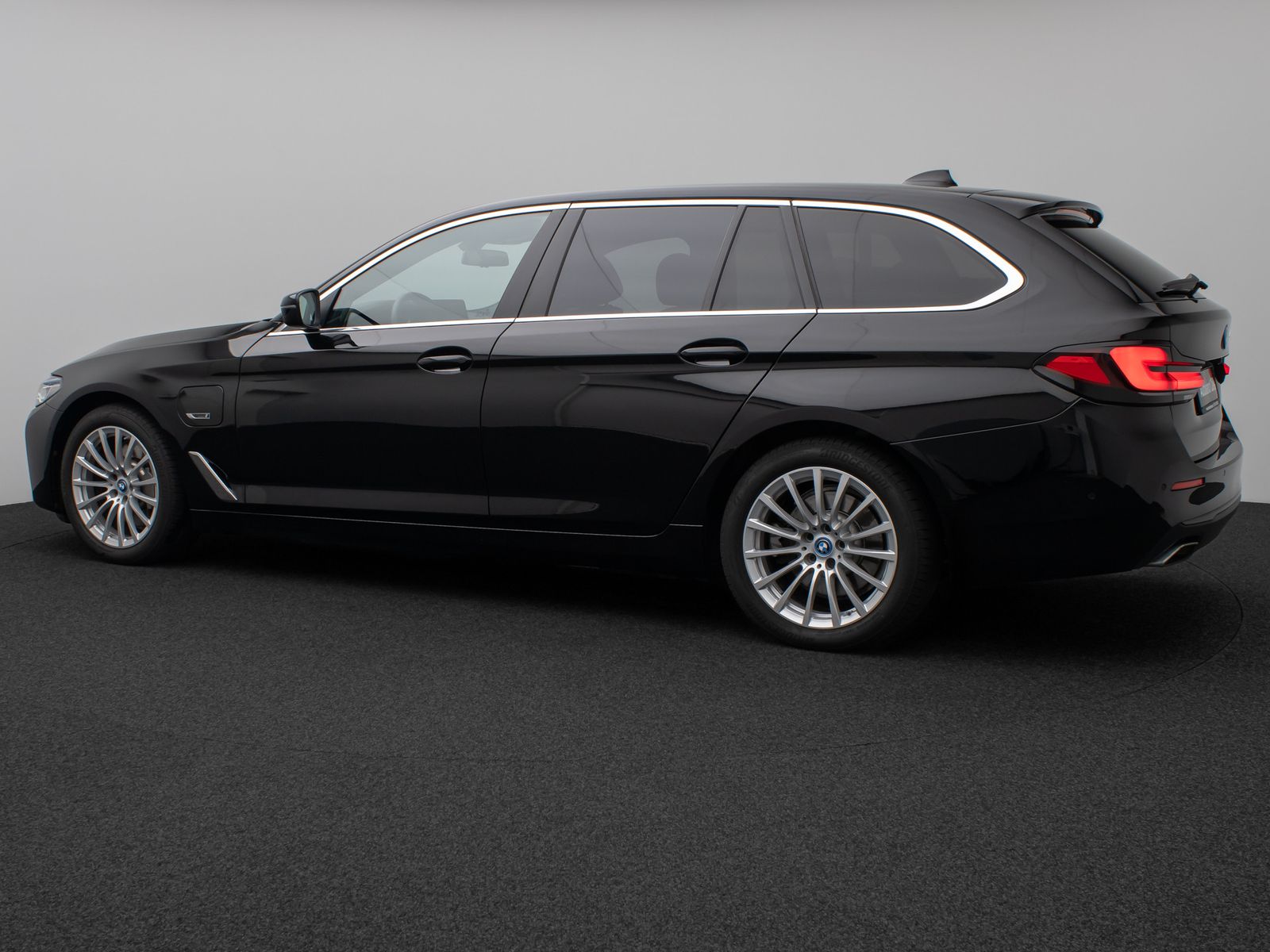 Fahrzeugabbildung BMW 530e HUD Laser DAB Kamera H/K AHK Alarm Sport