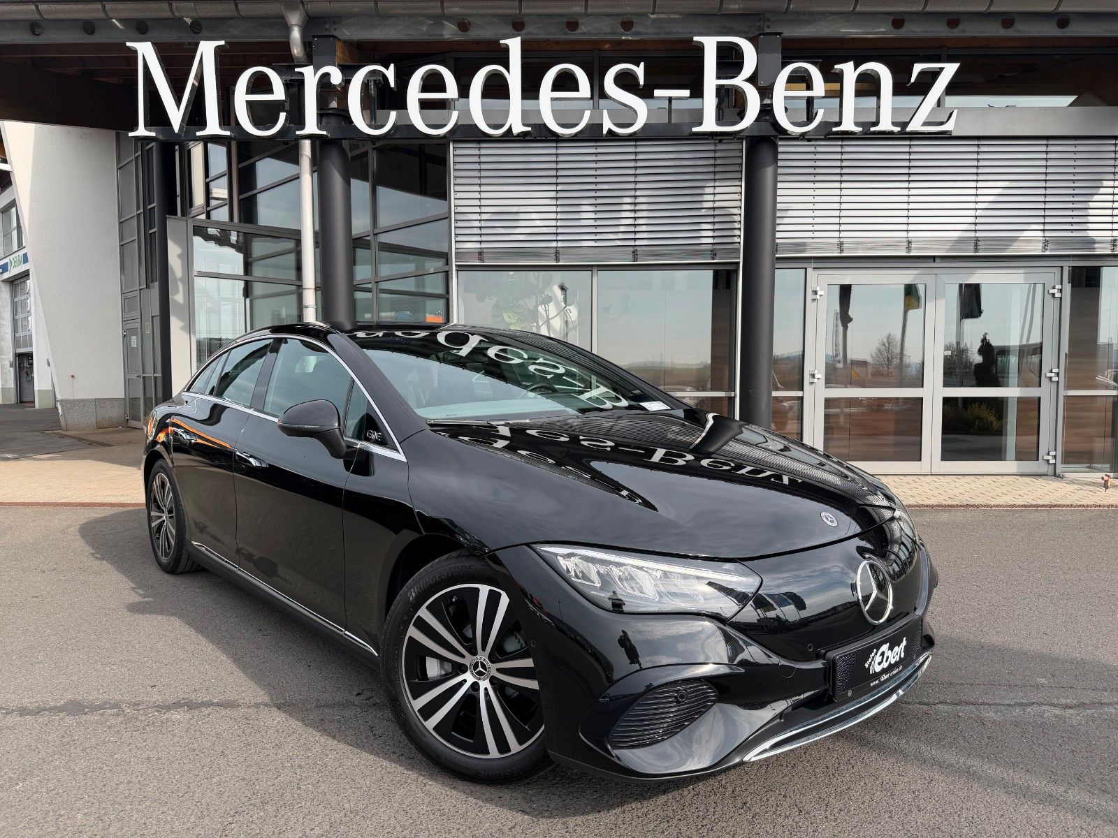 Fahrzeugabbildung Mercedes-Benz EQE 300 Avantgarde+AHK+RFK+Ambiente+HaLenkung