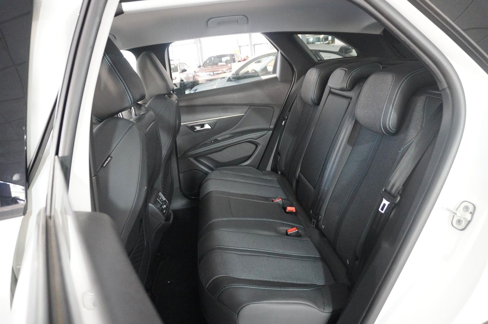 Fahrzeugabbildung Peugeot 3008 Hybrid PHEV ALLURE NAVI/LED/KAMERA/SH/AHK