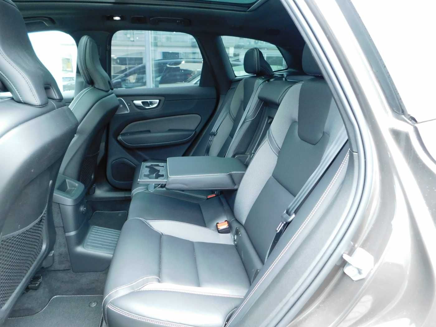Fahrzeugabbildung Volvo XC60 T8 AWD R-Design 'Head-Up ACC'