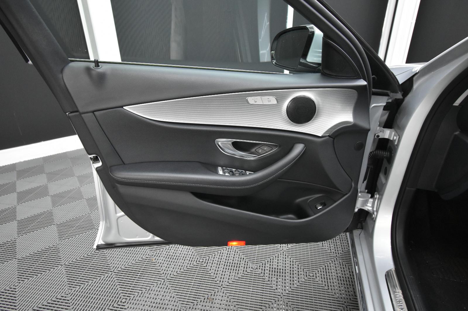 Mercedes-Benz E 220  SHZ AHK RFK LED Ambiente.