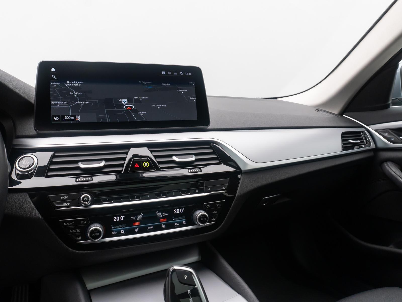 BMW 520d Kamera HUD Alarm Panorama DAB Leder Sport