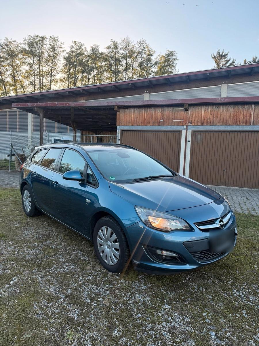 Opel Astra 2014 — rear view