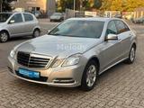 Mercedes-Benz E 220 CDI BlueEFFICIENCY ELEGANCE - Mercedes-Benz E 220: Cdi Blueefficiency